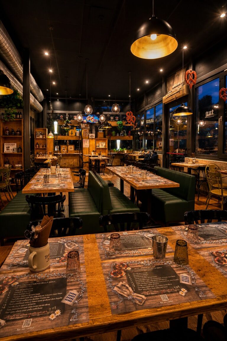 Sala interna di GUT Birreria & Cucineria, vista 1