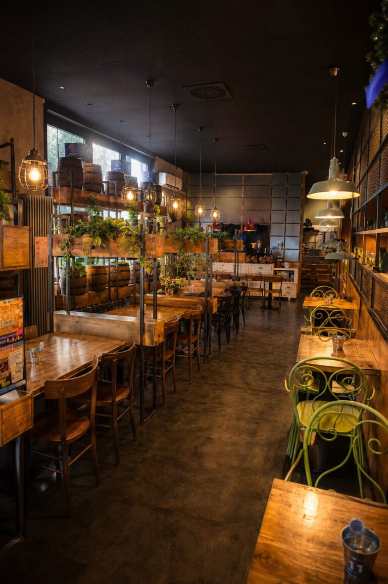 Sala interna di GUT Birreria & Cucineria, vista 2